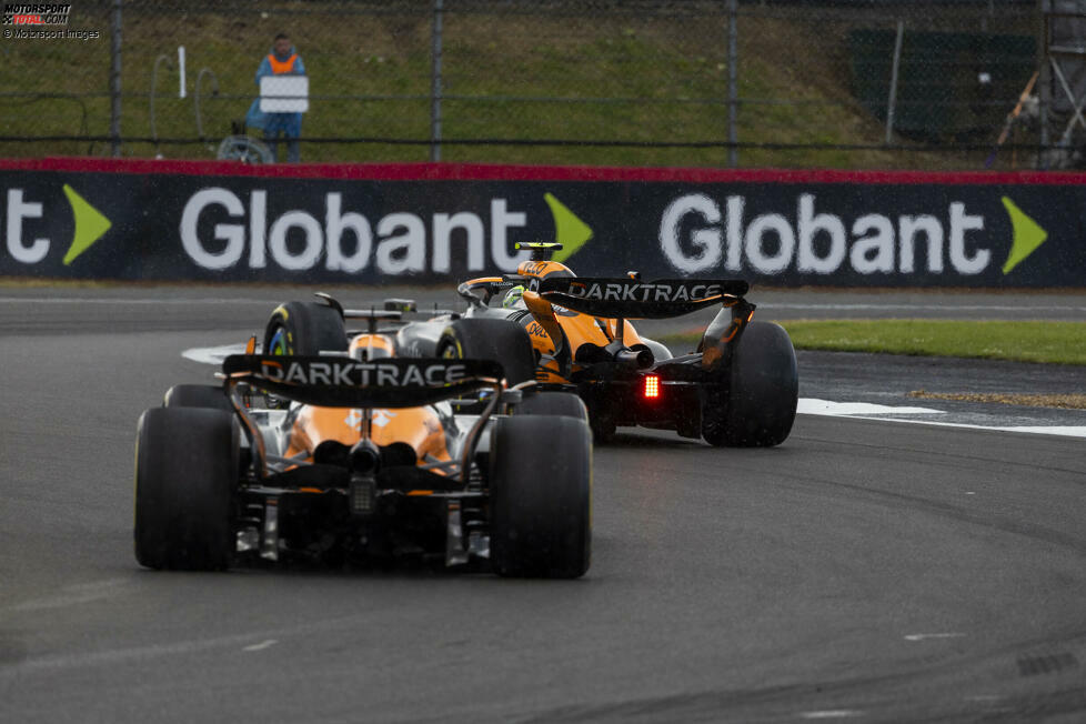 Großbritannien: Hier vergibt McLaren gleich mehrfach den Sieg. Weil man keinen Doppelstopp machen möchte, muss Oscar Piastri noch eine weitere Runde mit Slicks auf nasser Piste rumeiern. Dadurch verliert er eine Menge Zeit - Zeit, die am Ende auf den Sieg fehlt. Denn als er endlich in die Box kommt, ist Norris praktisch schon wieder dran.