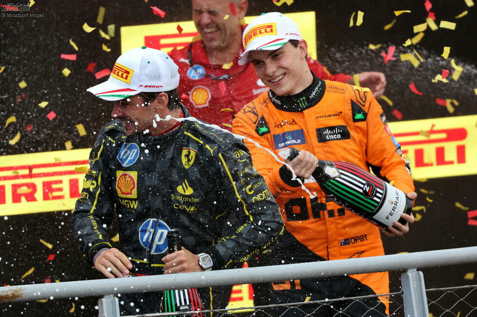 Am Ende ist es die Reifenstrategie, die das Team um den Sieg bringt. Ferrari stoppt einmal weniger und bringt Leclerc damit in Führung. Der Monegasse kann die Reifen am Leben halten und vor Piastri ins Ziel fahren.