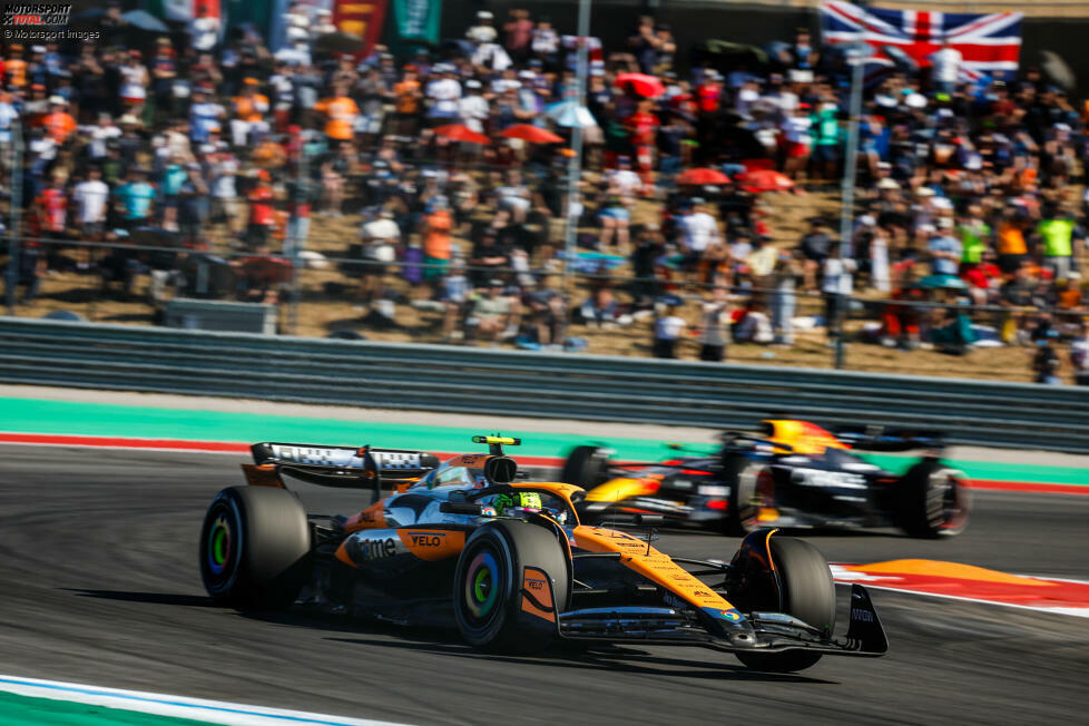 Auch später gerät Norris erneut mit dem Weltmeister aneinander. In einem knallharten Zweikampf setzt sich der McLaren-Pilot in Kurve 12 an Verstappen vorbei, der hart dagegenhält. Beide fahren neben die Strecke, doch die Kommissare sehen ein unerlaubtes Überholmanöver von Norris.