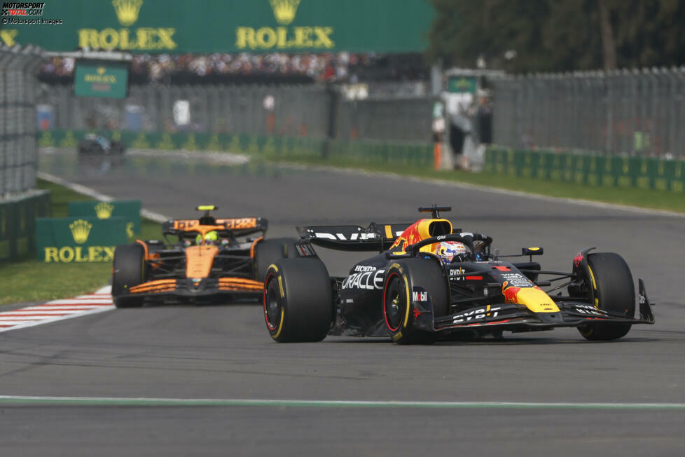 Mexiko: Schon eine Woche später wiederholen sich die Vorfälle. Wieder kabbeln sich Norris und Verstappen im Zweikampf, wobei Verstappen seinen Widersacher nebendie Strecke schiebt und diesmal dafür belangt wird. Doch erneut schlüpft Leclerc dabei durch.