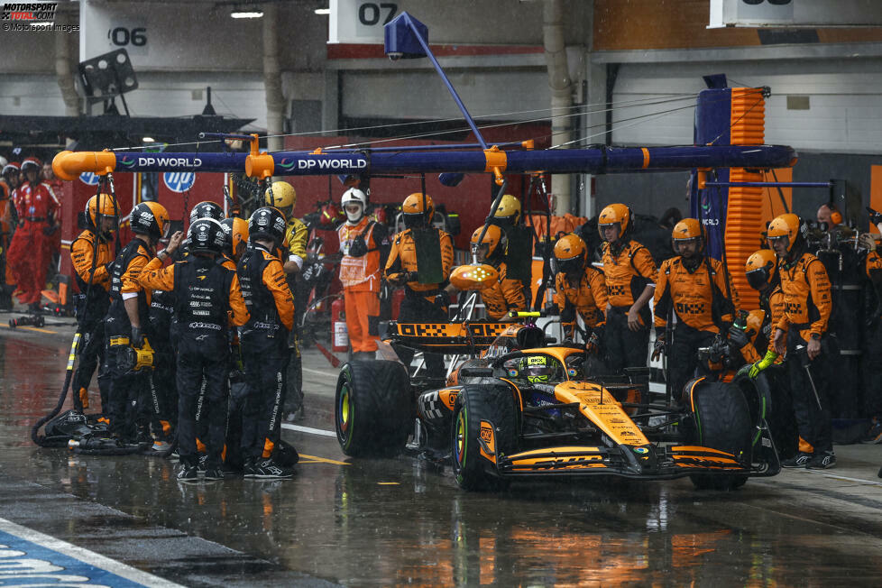 Nein! Denn den Stopp hätte sich McLaren besser sparen sollen. Kurz darauf wird das Rennen unterbrochen und alle Fahrer dürfen ihre Reifen auch ohne Boxenstopp wechseln. Davon profitiert vor allem Max Verstappen, der nicht zum Reifenwechsel reingekommen war und dann sieht.