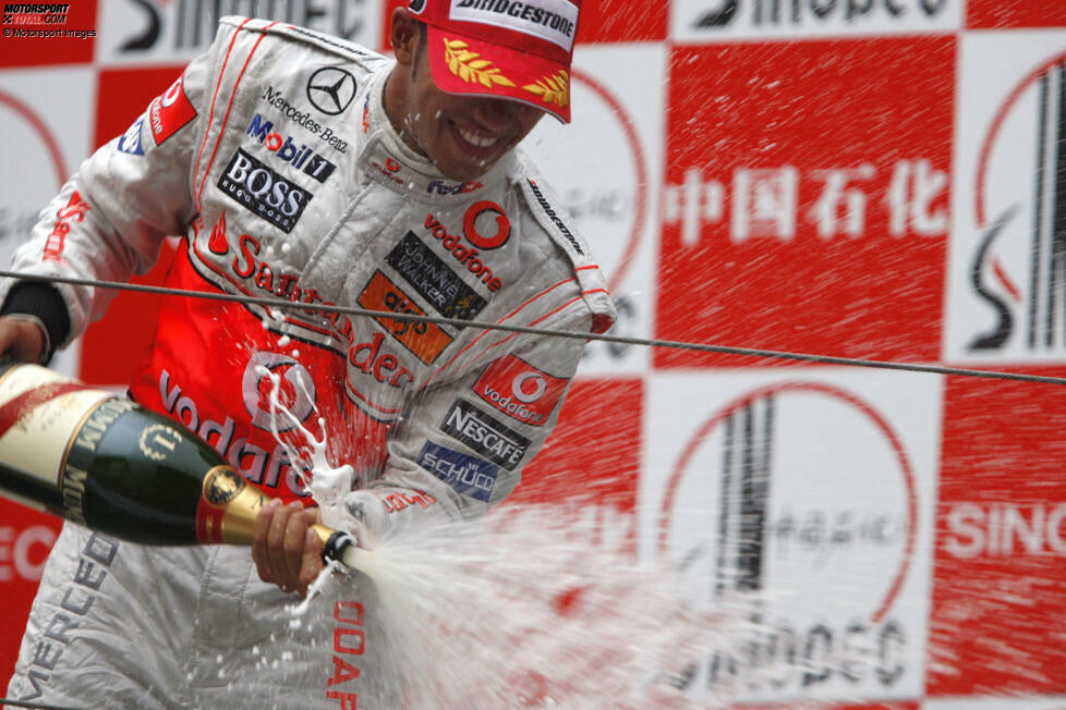6 Siege: Lewis Hamilton in Schanghai. 2007 versenkt er seine WM-Hoffnungen im Kiesbett des Shanghai International Circuit, doch 2008 (Foto) ist Hamilton erstmals in China erfolgreich. Er lässt fünf weitere Siege folgen.