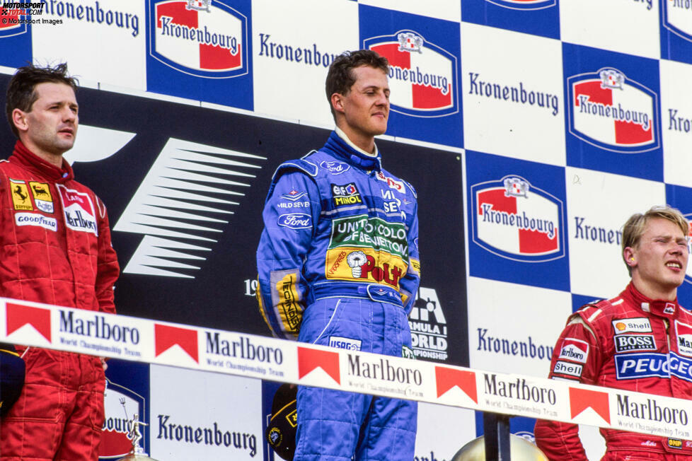 7 Siege: Michael Schumacher in Imola. 1994 gewinnt Schumacher erstmals den San-Marino-Grand-Prix, aber die Mienen auf dem Podium sprechen Bände: Senna ist tödlich verunglückt im Rennen, Roland Ratzenberger tags davor im Qualifying. Ab 1999 holt 