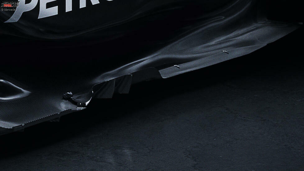 ... zeigt Mercedes am W15 zumindest einen kleinen Teil dessen, wie die Unterboden-Außenkante aussehen könnte, wenn das Auto ins Rennen geht. McLaren hat nämlich ...