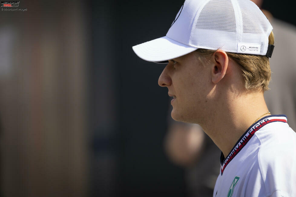 Ende 2024 steht Mick Schumacher weiter ohne Formel-1-Cockpit da, obwohl einige Teams neue Fahrer suchen. Schumacher kommt aber weder bei Alpine - nach Vergleichstests - noch bei Williams zum Zuge. Mercedes befördert ihn nicht zum Nachfolger von Lewis Hamilton, der zu Ferrari geht.