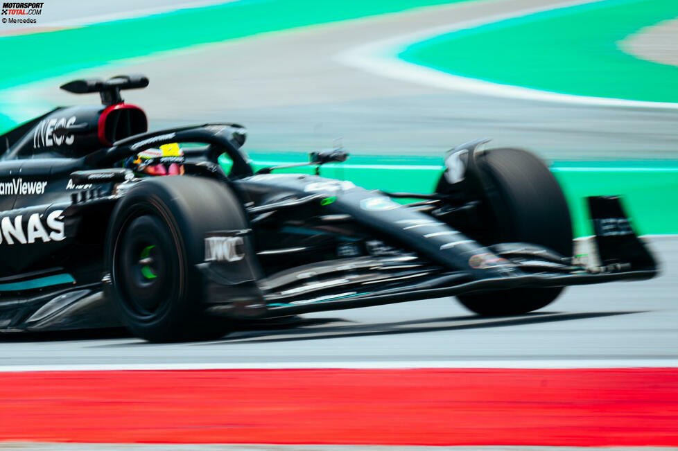 Mick Schumacher sitzt aber auch im modernen Mercedes, wie hier bei Testfahrten für Formel-1-Reifenlieferant Pirelli. Und auch ...