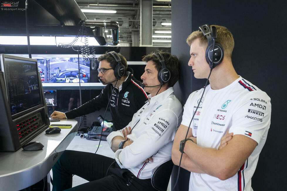 Fortan sieht man Mick Schumacher vor allem in der Mercedes-Box stehen, neben Teamchef Toto Wolff. Im Hintergrund arbeitet Schumacher viel im Simulator und hilft bei der Weiterentwicklung, erfährt reichlich Lob für seine Tätigkeiten.