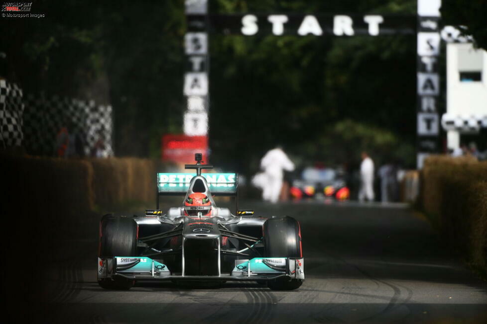 Als Mercedes-Fahrer kommt Mick Schumacher 2023 in Goodwood in den Genuss, einen weiteren Ex-Rennwagen seines Vaters Michael Schumacher zu fahren. Es handelt sich um den W02 aus der Saison 2011.