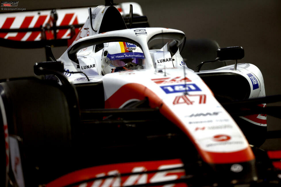 Beim Finale in Abu Dhabi fährt Mick Schumacher sein letztes Formel-1-Rennen, übrigens mit Helmdesign-Hommage an Sebastian Vettel, der nach Abu Dhabi seine Formel-1-Karriere beendet. Schumachers eigene Grand-Prix-Laufbahn endet, wie sie begonnen hat: mit Platz 16 für Haas.