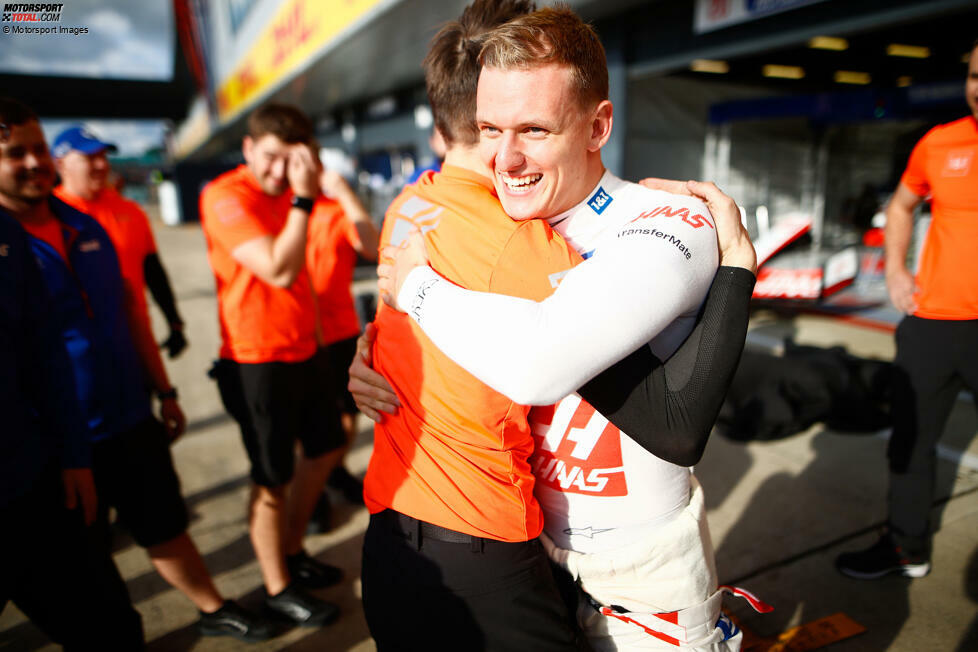 Der Sommer bringt die Erlösung: Platz acht beim Grand Prix in Silverstone beschert Mick Schumacher vier WM-Zähler. Er ist angekommen in der Punktetabelle der Formel 1, die Erleichterung ist groß.