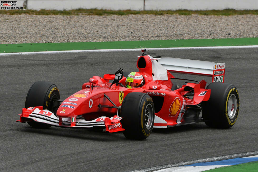 Beim bislang letzten Deutschland-Grand-Prix 2019 in Hockenheim sorgt Mick Schumacher für Gänsehaut-Atmosphäre im Motodrom, als er im Ferrari F2004 seines Vaters Michael Schumacher einige Demorunden dreht - zur Hälfte mit dem Helmdesign, mit dem 