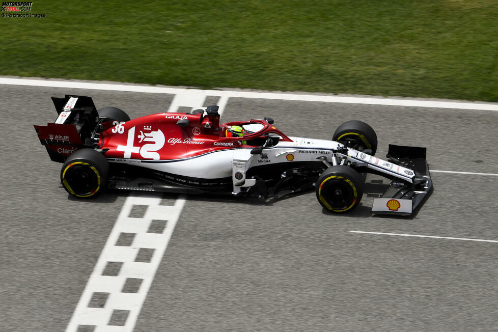 ... tags darauf die nächste Chance, dann bei Alfa Romeo im C38. Denn Alfa Romeo ist ein Kundenteam von Ferrari, das dem Motorenlieferant mit dem Schumacher-Test einen Gefallen tut. So sammelt Mick Schumacher gleich richtig viele Formel-1-Kilometer in unterschiedlichen Autos.