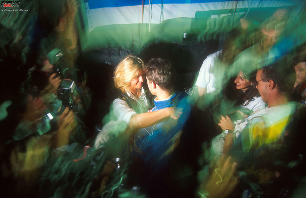 ... Schumacher feiert mit seiner Lebensgefährtin Corinna und der Benetton-Crew bis tief in die Nacht. Was er damals noch nicht ahnt: Er wird zum bestimmenden Mann der folgenden Jahre und mit sieben WM-Titeln zum erfolgreichsten Formel-1-Fahrer überhaupt.