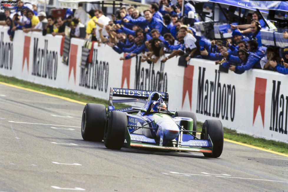 ... ist Schumacher von der Poleposition kommend die klare Nummer eins und gewinnt gut 25 Sekunden vor Hill. Es ist sein achter Grand-Prix-Sieg im 14. Rennen, wobei Schumacher nur zwölf davon bestritten hat. Es steht 86:81 für 