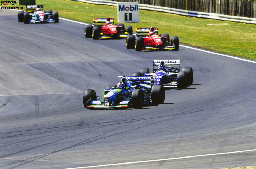 Silverstone (England): In der Aufwärmrunde geht Schumacher regelwidrig an Pole-Mann Hill vorbei. Die Sportkommissare verhängen eine Stop-and-Go-Strafe, die Schumacher aber nicht antritt. Er sieht die schwarze Flagge und ignoriert sie. Und das hat Folgen, denn ...