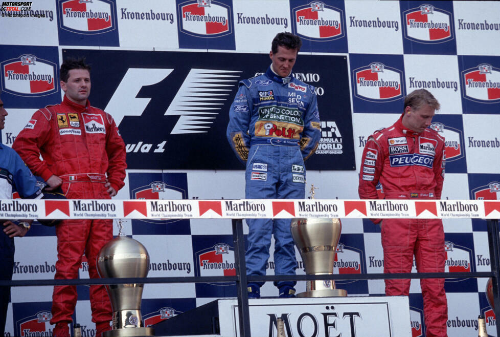 ... Schumacher gewinnt vor Nicola Larini im Ferrari und Mika Häkkinen im McLaren. Erst nach der Siegerehrung trifft die Nachricht vom Tod Sennas im Formel-1-Fahrerlager ein. Schumacher ist bestürzt: Senna war für ihn ein Idol.