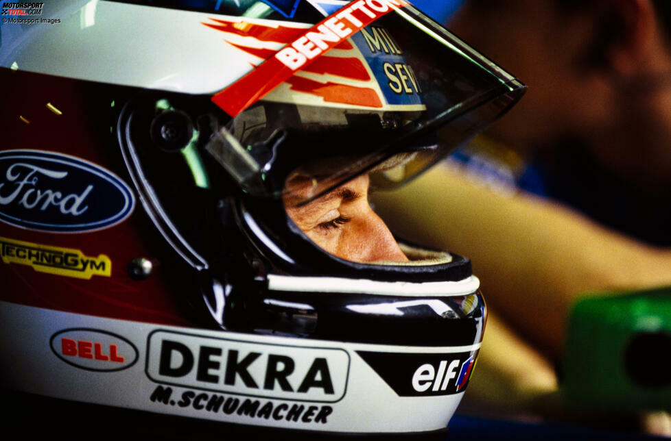 Schumacher fliegt ab und strandet in den Banden. Er ist sofort raus aus dem Rennen und denkt: Die WM ist verloren. Hill aber muss sein Auto ebenfalls abstellen: An der Box wird deutlich, dass die Vorderrad-Aufhängung hinüber ist. Damit steht Schumacher mit 92:91 Punkten als Weltmeister fest.