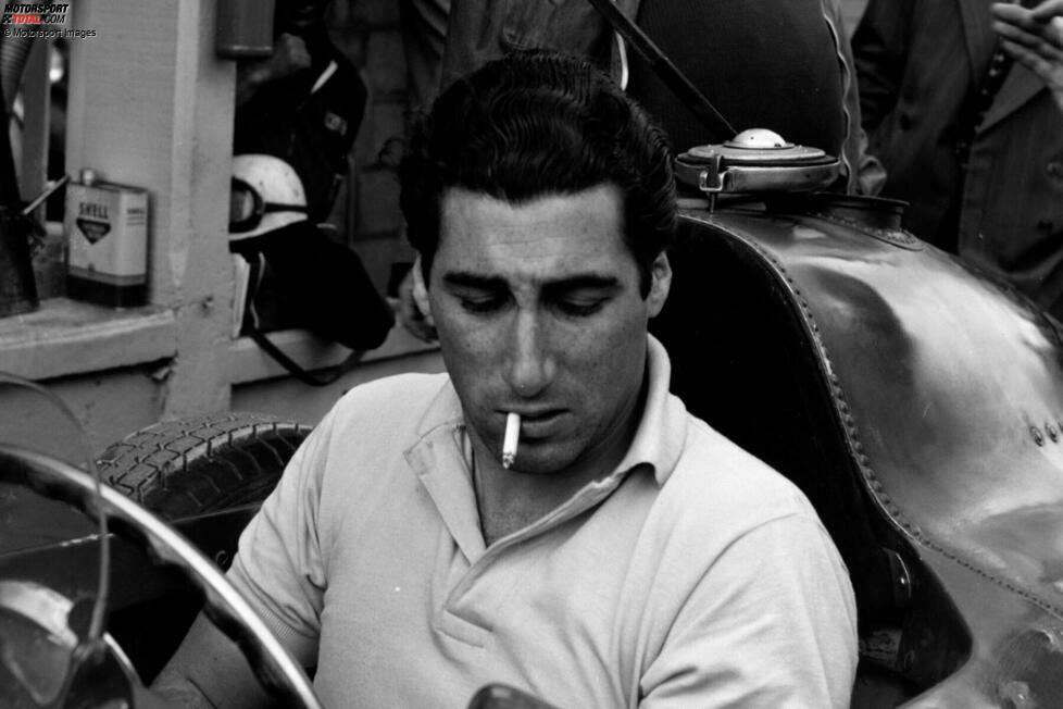 Bei den Winterspielen 1956 ist de Portago im ersten spanischen Bobteam dabei - und schrammt als Vierter knapp an einer olympischen Medaille vorbei. Die holt er sich 1957 bei der Zweierbob-WM mit P3. Wenig später ist er tot: De Portago verunglückt beim Sportwagen-Rennen Mille Miglia in Italien und stirbt noch an der Unfallstelle.