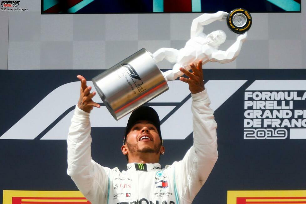 Le Castellet 2019: Formel-1-Ausrüster Pirelli tritt in Frankreich als Hauptsponsor auf und stiftet eine eigenwillige Trophäe. Sie zeigt einen brüllenden Gorilla, der einen Pirelli-Reifen in seinen Händen hält. Der Original-Gorilla steht als ein Maskottchen in voller Größe auf dem Gelände des Circuit Paul Ricard.