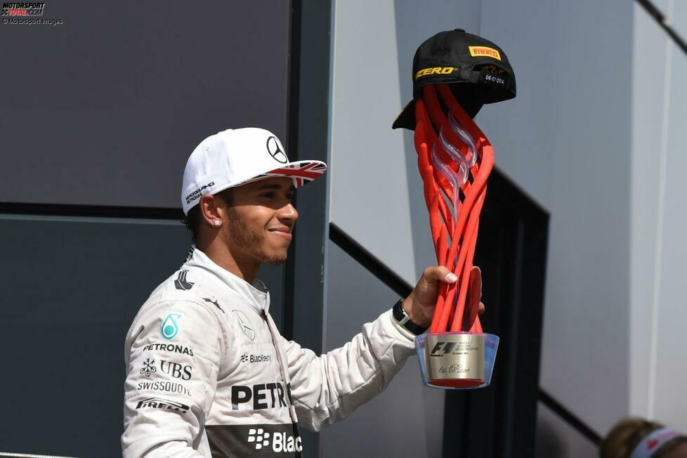 Silverstone 2014: Jahrzehntelang gibt es beim britischen Grand Prix eine Goldtrophäe, aber dann macht Sponsor Santander sein eigenes Ding (siehe Foto) - prompt beschwert sich Lewis Hamilton. Den Traditionspokal bekommt er später doch und zusätzlich, aber nicht auf dem Podium, sondern in der Pressekonferenz.