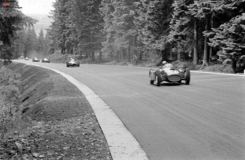 In Spa ist es der Italiener Eugenio Castellotti in einem Lancia, bevor er den Rest der Saison für Ferrari fährt. Dazwischen gibt es aber noch die Pole für Jerry Hoyt (Stevens-Offenhauser) beim Indy 500. Dort sind die F1-Teams und -Fahrer gar nicht am Start, trotzdem zählt das Rennen zur WM und damit für diese Statistik.