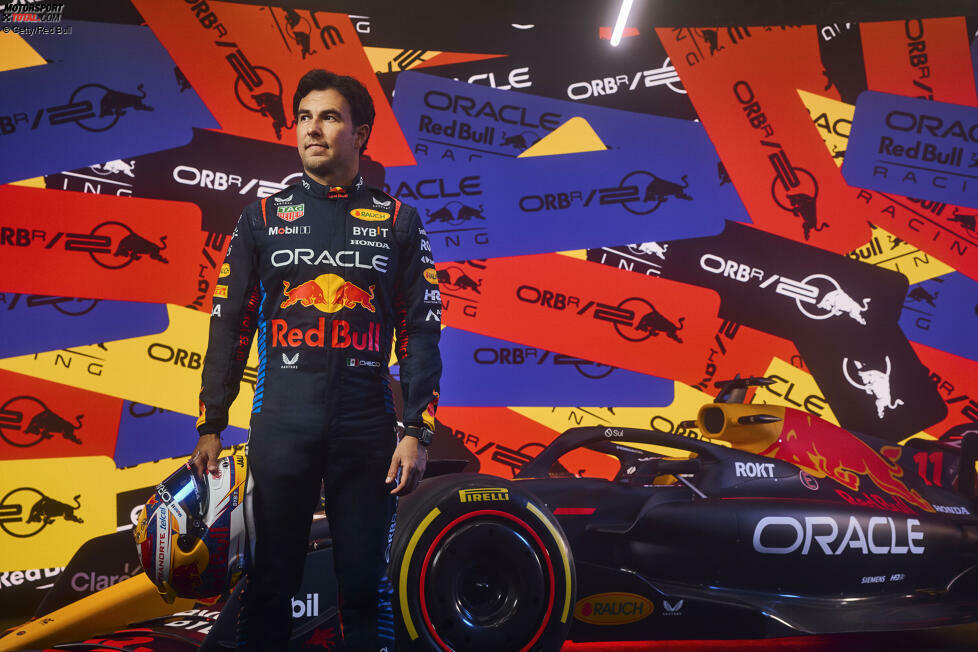 ... Perez posieren. Die Rennanzüge der Red-Bull-Fahrer sind fast unverändert zur Vorsaison, einzig der 20-Jahre-Schriftzug an den Beinen ist wirklich neu im Vergleich zu 2023.