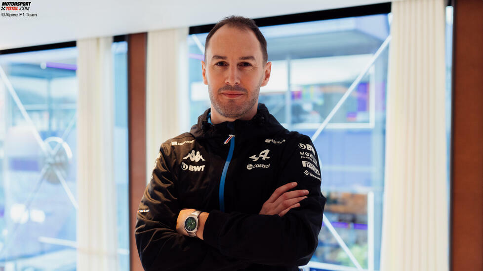 Wusstest du zum Beispiel, dass der neue Teamchef von Alpine, Oliver Oakes, früher dem Red-Bull-Kader angehörte? Nach seiner aktiven Karriere wurde er als Teamchef von Formel-2-Team Hitech bekannt. Ab der Sommerpause 2024 ersetzt er Bruno Famin an der Spitze bei Alpine.