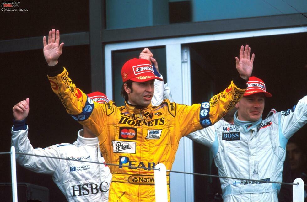 ... 36 Rennen später trägt Frentzen schon das Jordan-Gelb: Er gewinnt 1999 in Magny-Cours dank einer cleveren Boxenstrategie und erzielt im gleichen Jahr noch seinen dritten und letzten Formel-1-Sieg, ebenfalls für Jordan.