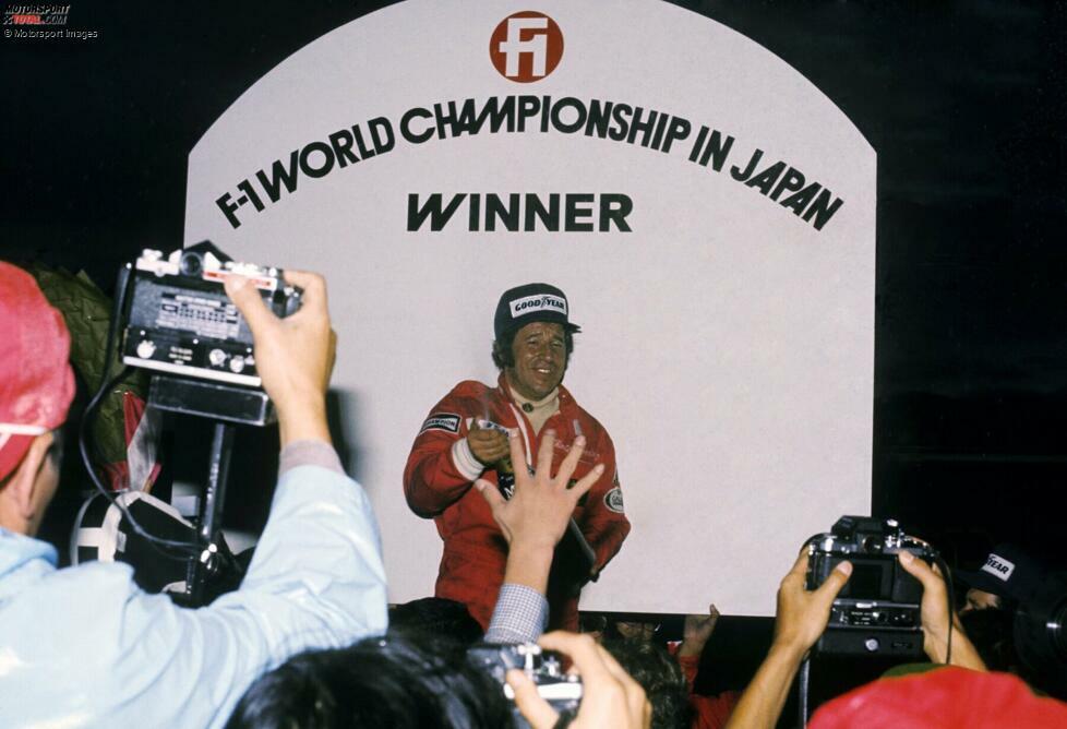 ... 38 Rennstarts später kann Andretti, dann für Lotus, zum zweiten Mal einen Grand-Prix-Sieg feiern: Er gewinnt das Saisonfinale 1976 in Fuji, in dem das dramatische Titelduell zwischen Niki Lauda und James Hunt entschieden wird.
