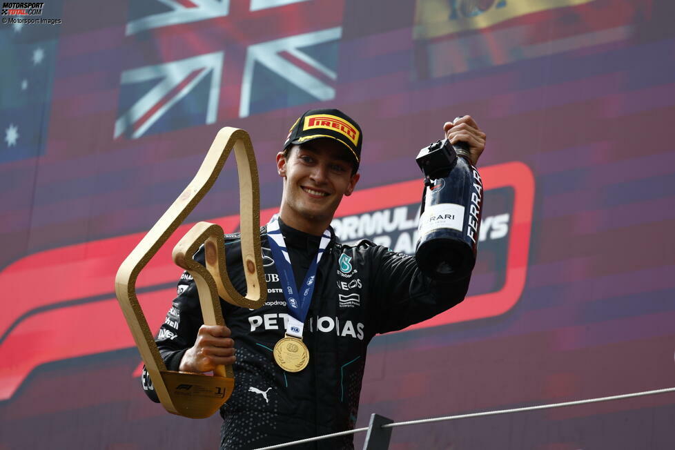 ... erst 34 Rennen danach ist Russell zum zweiten Mal ein Formel-1-Sieger - weil sich Verstappen und Norris vor ihm die Quere kommen und Mercedes-Fahrer Russell der lachende Dritte ist. So gewinnt er 2024 überraschend in Österreich!
