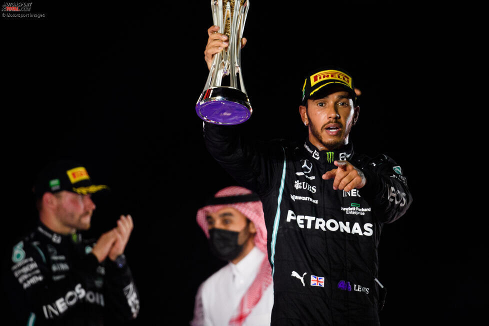 #10 - Lewis Hamilton (Großbritannien): Nach seinem Sieg beim Grand Prix von Saudi-Arabien 2021 im WM-Titelkampf mit Max Verstappen fällt Mercedes in eine sportliche Krise, die Hamilton ...
