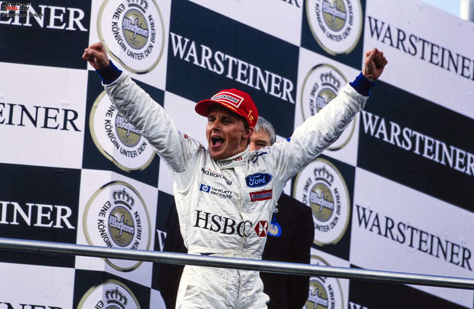 ... 67 Rennen später gelingt Herbert beim turbulenten Europa-Grand-Prix auf dem Nürburgring der nächste Sieg in der Formel 1, und es ist der erste und einzige für sein Team Stewart.