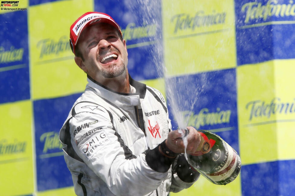 ... fährt er jahrelang mehrheitlich hinterher, ehe er 2009 bei Nachfolgeteam Brawn wieder siegfähiges Material bekommt. Es dauert bis zur Saisonmitte, bis Barrichello tatsächlich gewinnt: beim Europa-Grand-Prix in Valencia, nach 84 Rennen.