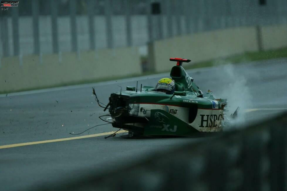 Ein Rennen mit vielen Unfällen endet auch in einem: Im Regen von Sao Paulo 2003 verunglückt Mark Webber (Jaguar) in der letzten Kurve. Fernando Alonso (Renault) kann einem Rad nicht ausweichen und fliegt ebenfalls ab. Er wird noch als Dritter gewertet, kann an der Siegerehrung aber nicht teilnehmen. Debütgewinner: Giancarlo Fisichella.