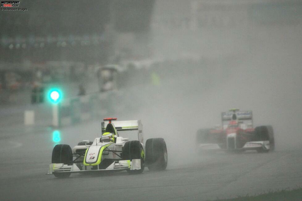Unfahrbar sind die Bedingungen beim Rennen in Malaysia 2009, sodass reihenweise Piloten abfliegen. Der Grand Prix wird nach 31 von 56 Runden abgebrochen und Jenson Button (Brawn) zum Sieger erklärt - vor Nick Heidfeld und Timo Glock. Alle bekommen aber nur halbe Punkte.