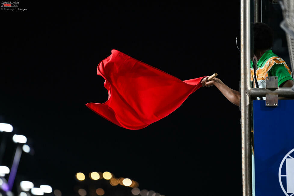 Rote Flaggen gehören zur Formel 1 dazu. Wenn es nicht sicher ist, ein Rennen fortzusetzen, dann entscheidet die Rennleitung, den Grand Prix damit zu unterbrechen oder sogar ganz abzubrechen. In unserer Fotostrecke schauen wir uns die Rennen an, die mit einer roten Flagge komplett beendet wurden.