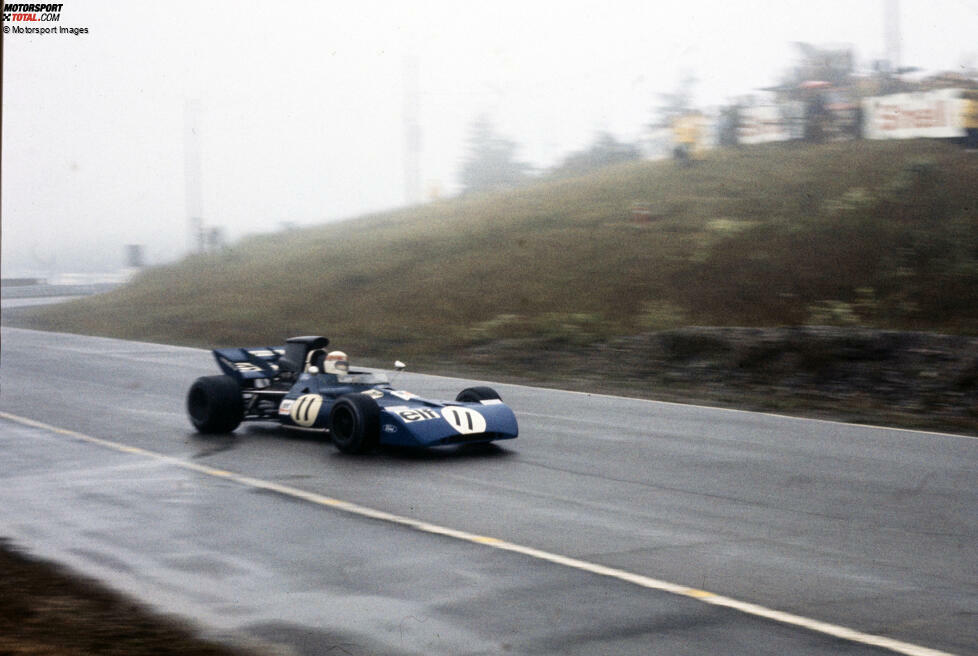Der Große Preis von Kanada 1971 geht in die Geschichte ein, weil es das erste Formel-1-Rennen ist, in dem die rote Flagge zum Einsatz kommt. Aufgrund von Unfällen in einem Rahmenrennen wird der GP in Mosport zwei Stunden später als geplant gestartet. Nach 64 Runden bricht man aufgrund von Nebel ab, Jackie Stewart siegt.