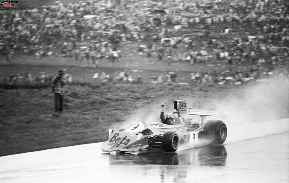 1975 wird noch ein drittes Rennen abgebrochen, nämlich auch noch das Rennen in Österreich. Auch hier ist Regen der Grund, sodass das Rennen nur über 29 von geplanten 54 Runden geht. Vittorio Brambilla feiert seinen einzigen Formel-1-Sieg und crasht seinen March nur wenige Meter nach der Ziellinie.