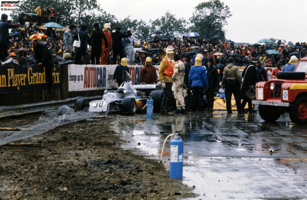Ein heftiger Regenschauer geht 1975 in Silverstone über die Strecke und lässt zahlreiche Piloten mit Aquaplaning ausscheiden. Von den Top 5 bleibt nur Emerson Fittipaldi auf der Strecke und gewinnt. Die Rennleitung bricht ab und wertet die verhängnisvolle Runde nicht mit, sodass die abgeflogenen Piloten ihre Plätze behalten dürfen.