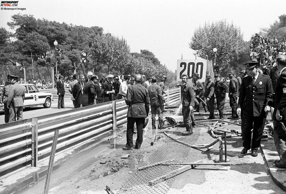 Trauriger ist der Anlass beim Spanien-GP 1975 in Montjuic. Weil der Heckflügel am Auto von Rolf Stommelen bricht, fliegt der Deutsche über eine Leitplanke und reißt fünf Zuschauer in den Tod. Er selbst bricht sich dabei 