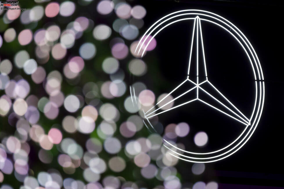 ... im November erste Gerüchte auftauchen, wonach Schumacher mit Mercedes verhandelt. Denn Mercedes hat das Brawn-Team gekauft und bringt es ab 2010 als eigenständiges Mercedes-Werksteam an den Start - vielleicht mit Schumacher?