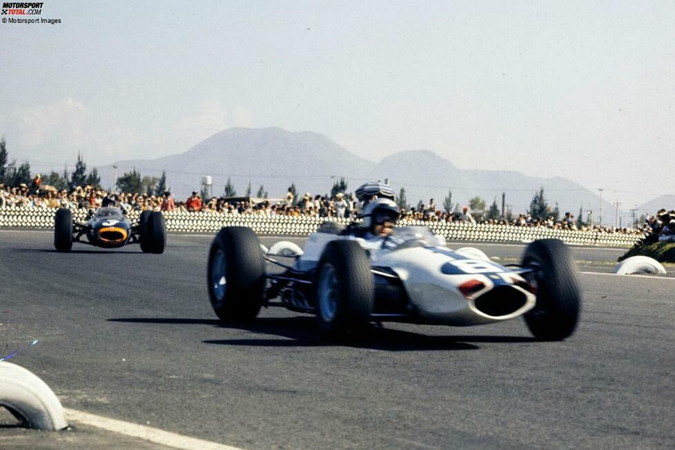 1964: Beim WM-Finale in Mexiko kollidiert Ferrari-Fahrer Lorenzo Bandini erst mit Titelkandidat Graham Hill, dann lässt er seinen Teamkollegen John Surtees vorbei für P2. Dieser zweite Platz reicht Surtees zum Titelgewinn.