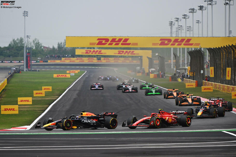 1. Schanghai (China): Max Verstappen im Red Bull gewinnt im ersten Sprint der Saison 2024 vor Lewis Hamilton im Mercedes und Sergio Perez im zweiten Red Bull. Es fahren außerdem beide Ferrari- und beide McLaren-Fahrer in die Punkte. Stand: 1. Verstappen (8), 2. Hamilton (7), 3. Perez (6), 4. Leclerc (5), 5. Sainz (4).