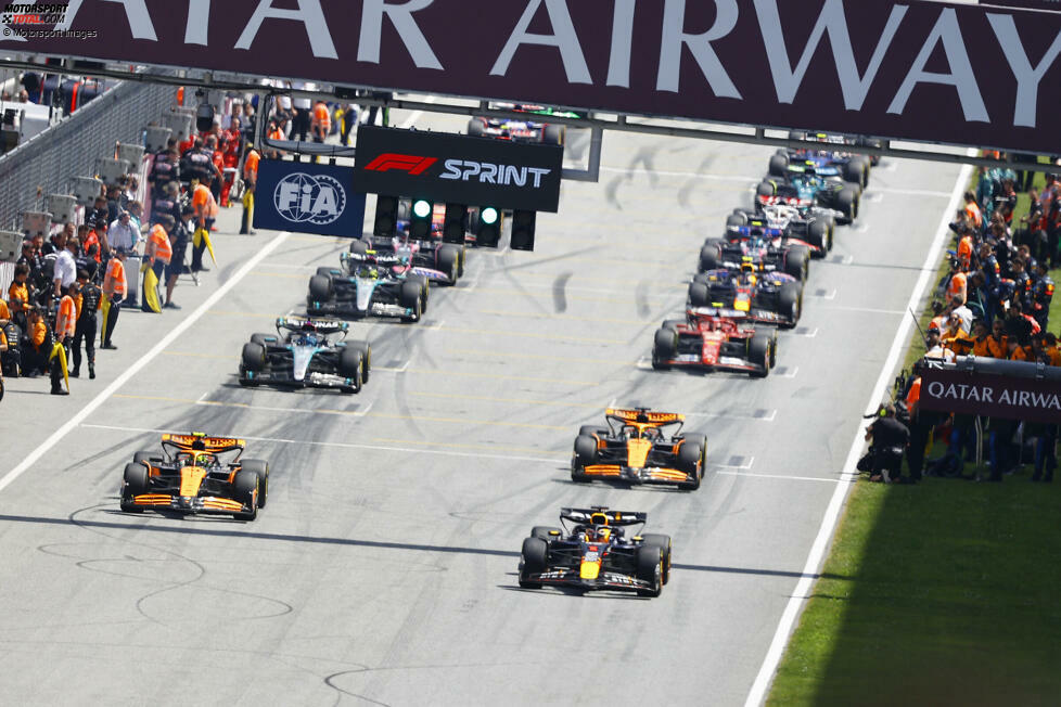 3. Spielberg (Österreich): Verstappen zum Dritten, vor den McLaren von Oscar Piastri und Lando Norris. Nur die vier Topteams Red Bull, Ferrari, McLaren und Mercedes punkten. Stand: 1. Verstappen (24), 2. Leclerc (14), 3. Perez (13), 4. Piastri (12) und Sainz (12), 6. Hamilton (10).