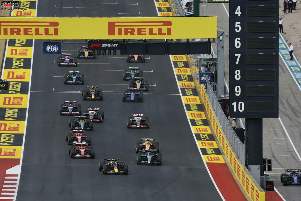 4. Austin (USA): Wieder gewinnt Verstappen im Red Bull, dieses Mal vor Carlos Sainz im Ferrari und Norris im McLaren. Haas punktet mit beiden Autos. Stand: 1. Verstappen (32), 2. Leclerc (19), 3. Sainz (19), 4. Norris (15.), 5. Hamilton (13), Perez (13).