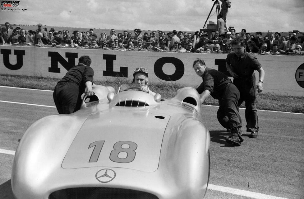 Starfahrer Juan Manuel Fangio (Foto) führt den Mercedes-Erfolg an, auf Platz zwei kommt sein Teamkollege Karl Kling ins Ziel. Und Mercedes krönt seinen Formel-1-Einstand am Jahresende mit dem WM-Titelgewinn durch Fangio.