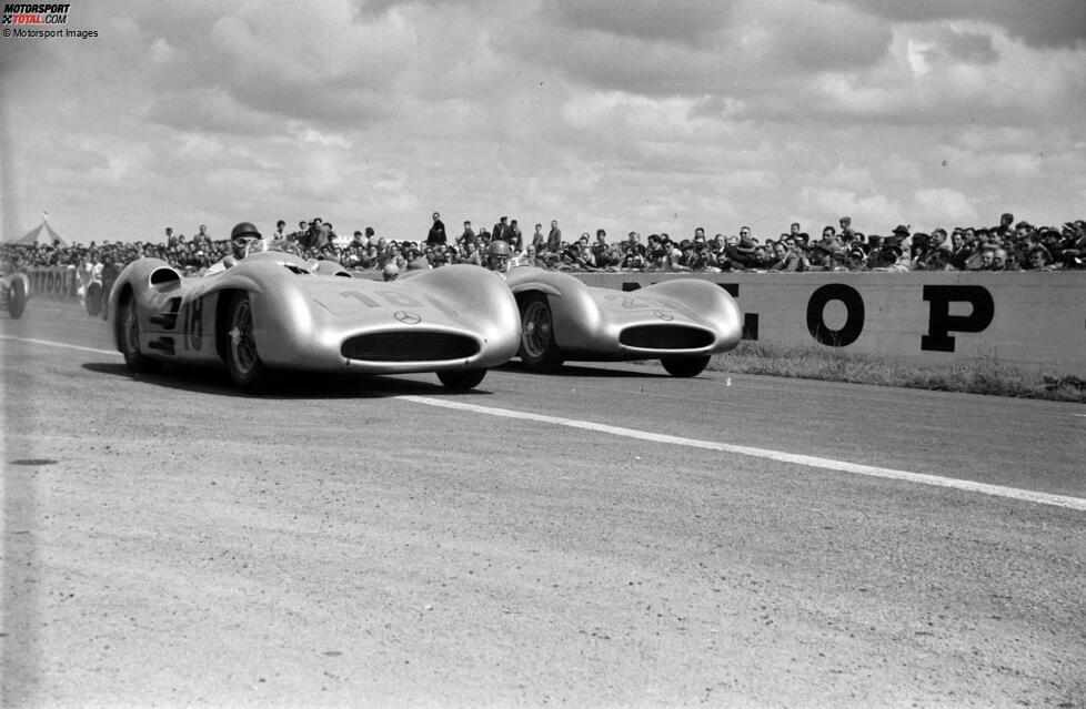 Reims 1954: Das langerwartete Mercedes-Debüt in der Formel 1 gelingt, und wie! Mit dem W196 in Stromlinien-Bauweise (für schnelle Strecken) erzielt die deutsche Marke gleich im ersten Rennen einen Doppelsieg und gewinnt den Frankreich-Grand-Prix.