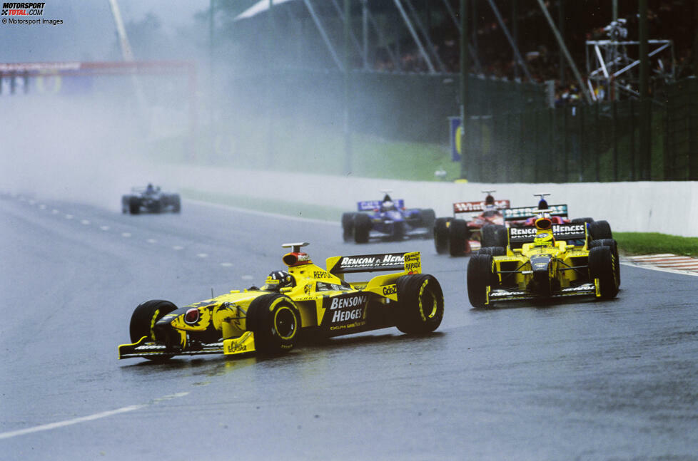 Spa-Francorchamps 1998: Die Favoriten straucheln beim Regenrennen in Belgien, da schlägt die große Stunde von Jordan. Im achten Jahr des Bestehens erzielt der Rennstall um Eddie Jordan den ersten Grand-Prix-Sieg in der Formel 1. Doch auch ...