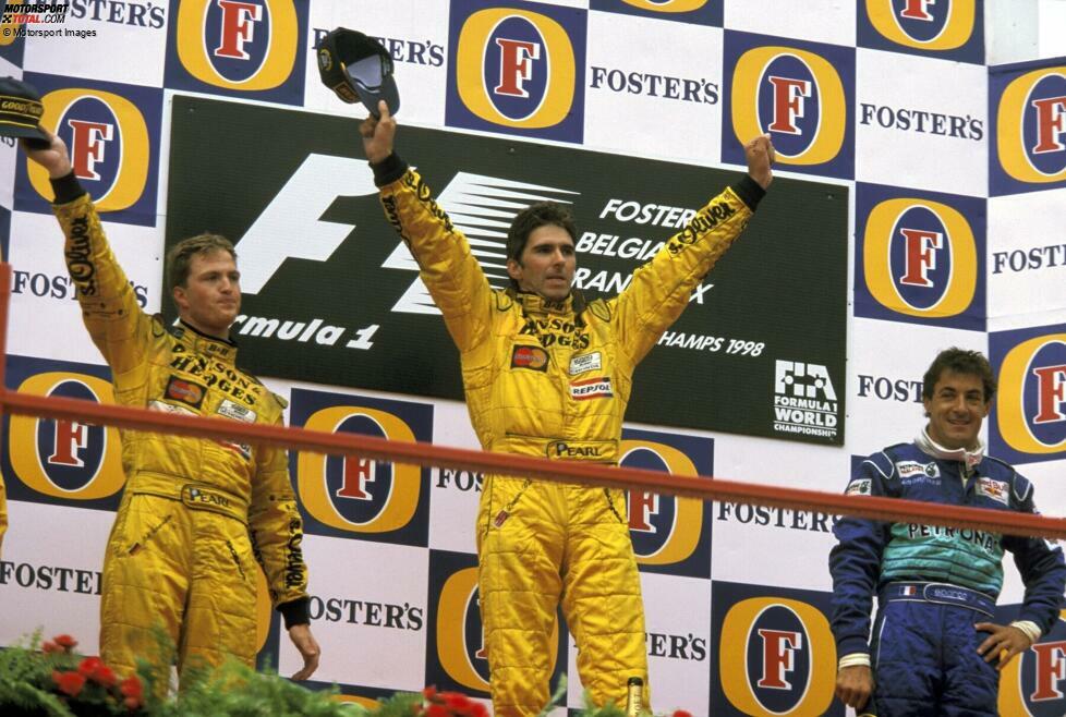 ... hier freut sich nicht jeder: Per Stallregie muss Ralf Schumacher hinter Teamkollege Damon Hill bleiben und darf nicht angreifen, obwohl er könnte - Jordan will den historischen Doppelsieg nicht gefährden. Für Hill ist es der letzte Sieg in der Formel 1.