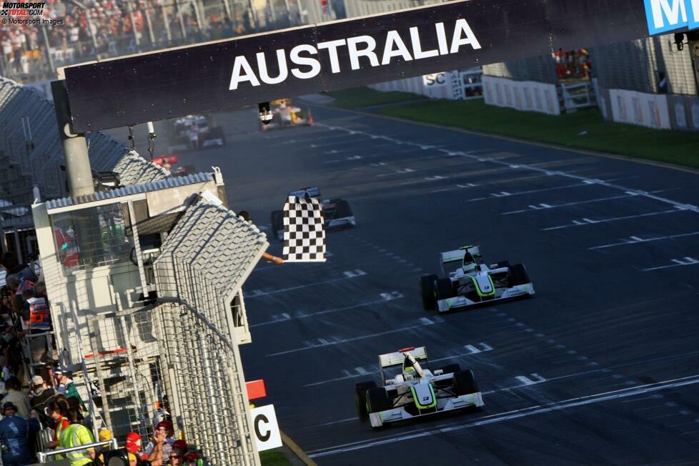 Melbourne 2009: Die Saison beginnt mit einer Sensation, denn mit Brawn gewinnt das Team, das eigentlich schon raus war aus der Formel 1: Es ist das ehemalige Honda-Werksteam, das in der Winterpause kurz vor dem Aus gestanden hat, aber gerade noch gerettet wurde.